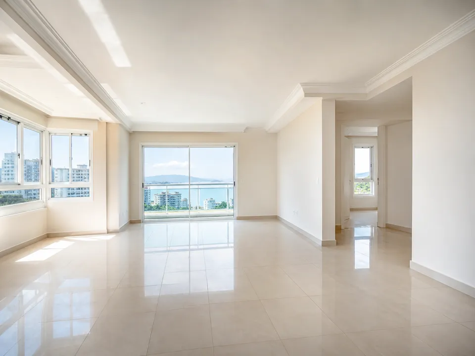 Sala ampla de apartamento vazio e recém-renovado