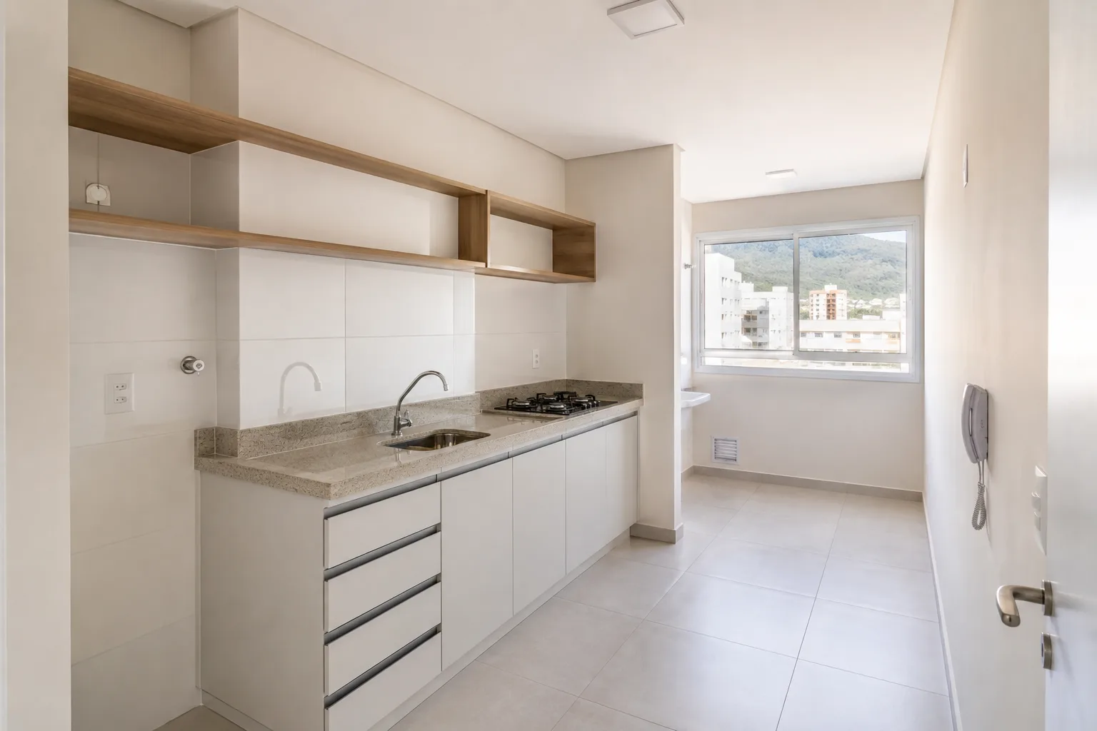 Cozinha vazia e renovada