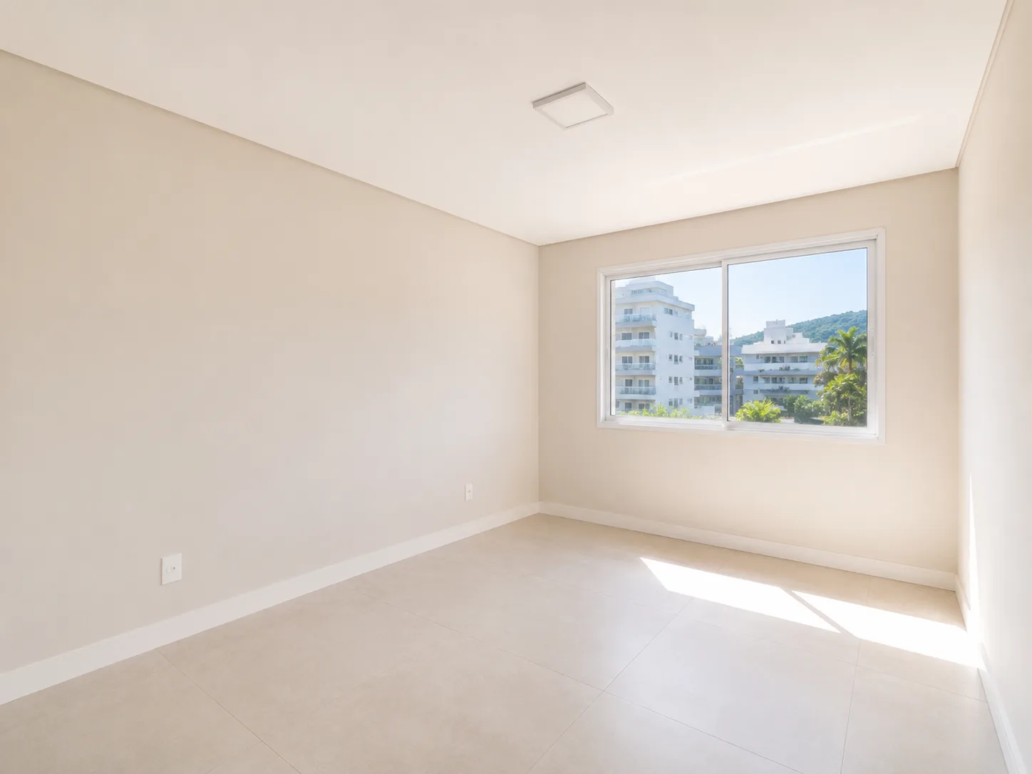 Quarto principal vazio e renovado