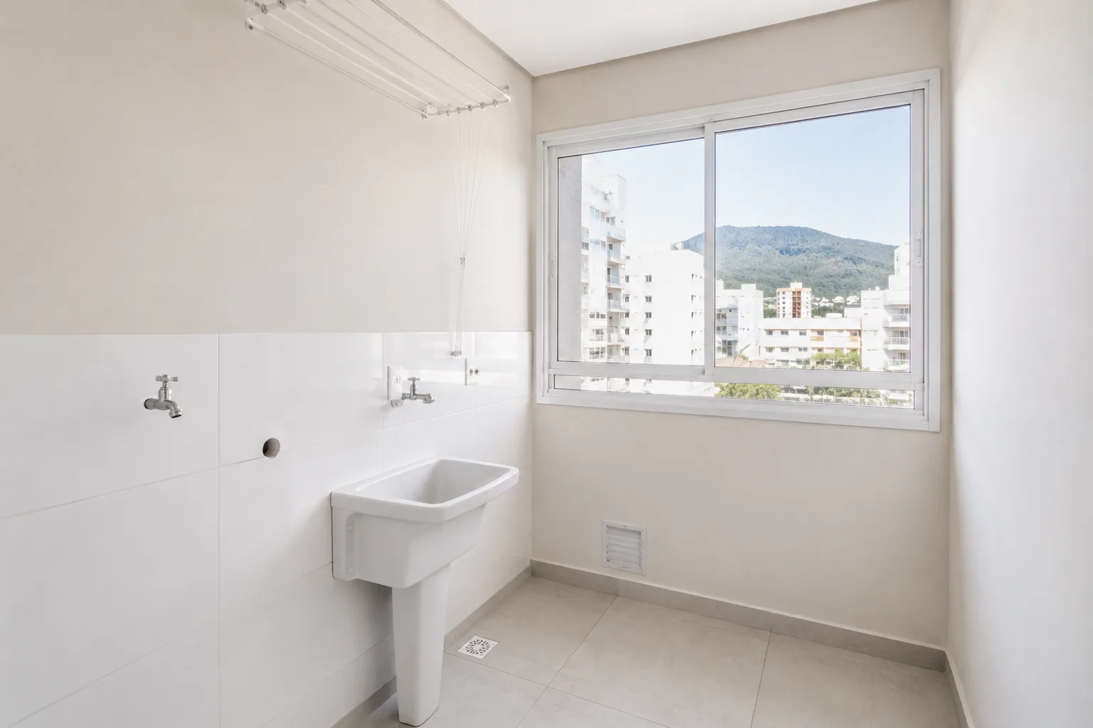 Lavanderia clara e renovada