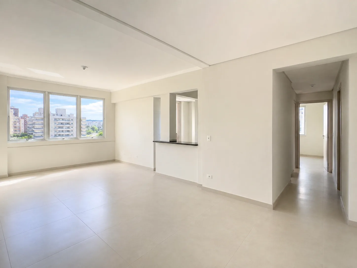 Sala principal vazia e renovada